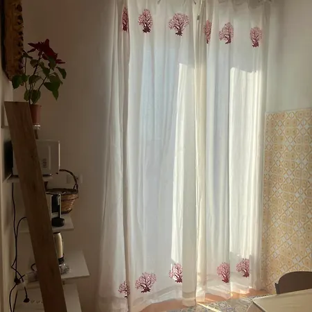 Tra Vicoli E Palazzi