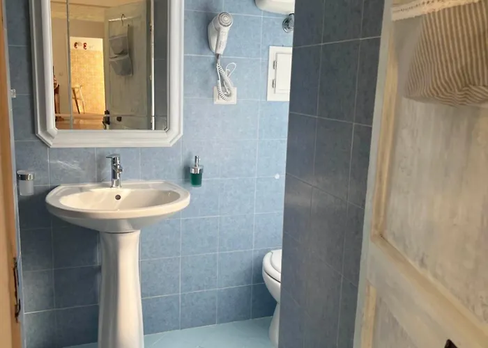 Tra Vicoli E Palazzi