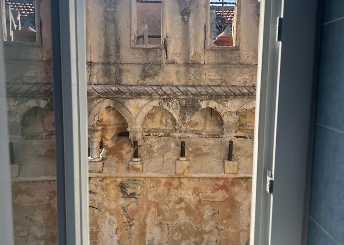 Tra Vicoli E Palazzi 特罗佩阿