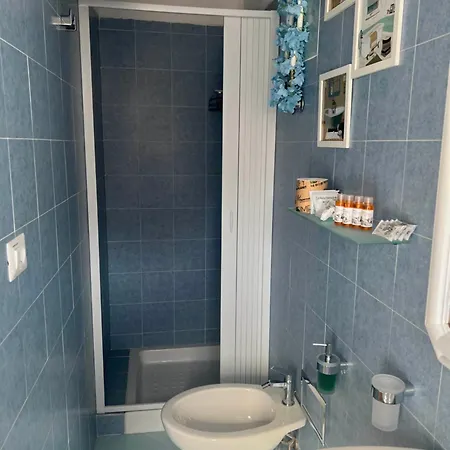 Tra Vicoli E Palazzi Тропея