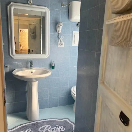 Tra Vicoli E Palazzi