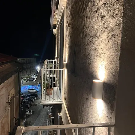 Tra Vicoli E Palazzi * Тропея