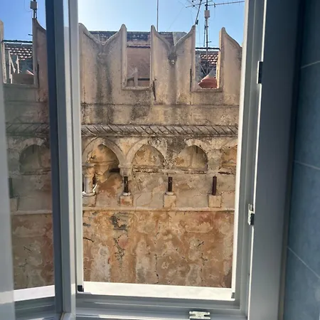 Tra Vicoli E Palazzi Тропея
