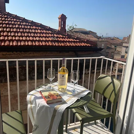 Tra Vicoli E Palazzi Lägenhet *