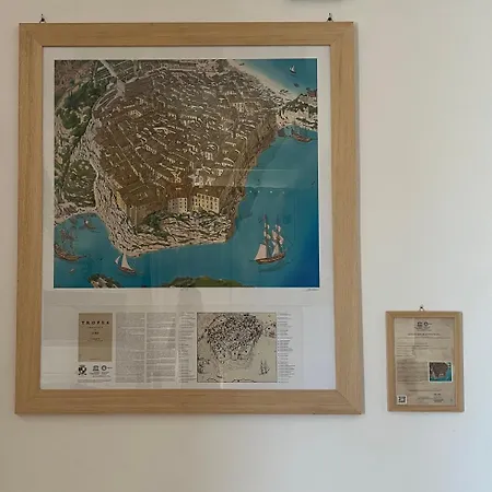 Tra Vicoli E Palazzi Тропея