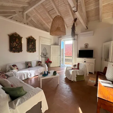 Tra Vicoli E Palazzi * Тропея