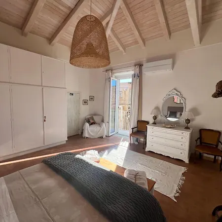 Tra Vicoli E Palazzi *