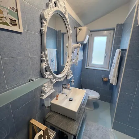 Tra Vicoli E Palazzi *