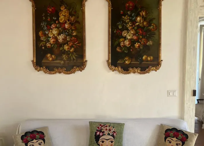 Tra Vicoli E Palazzi