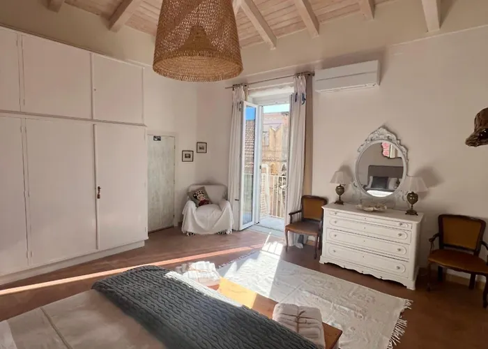 Tra Vicoli E Palazzi *