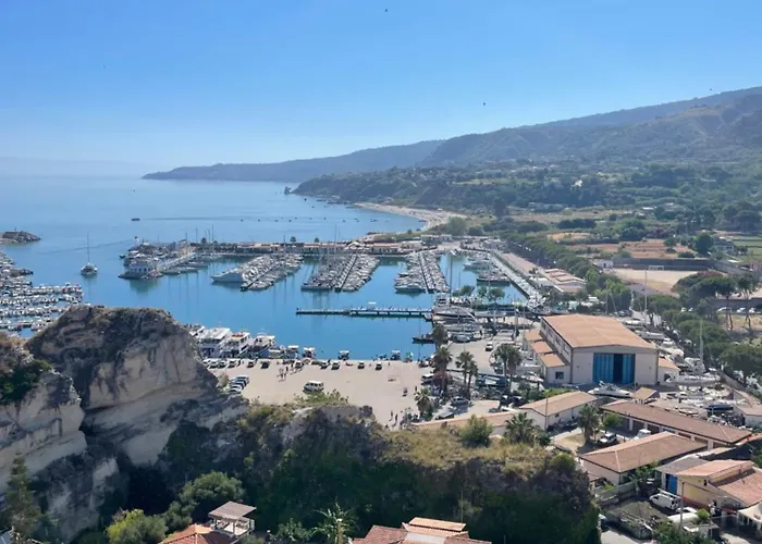 Tra Vicoli E Palazzi